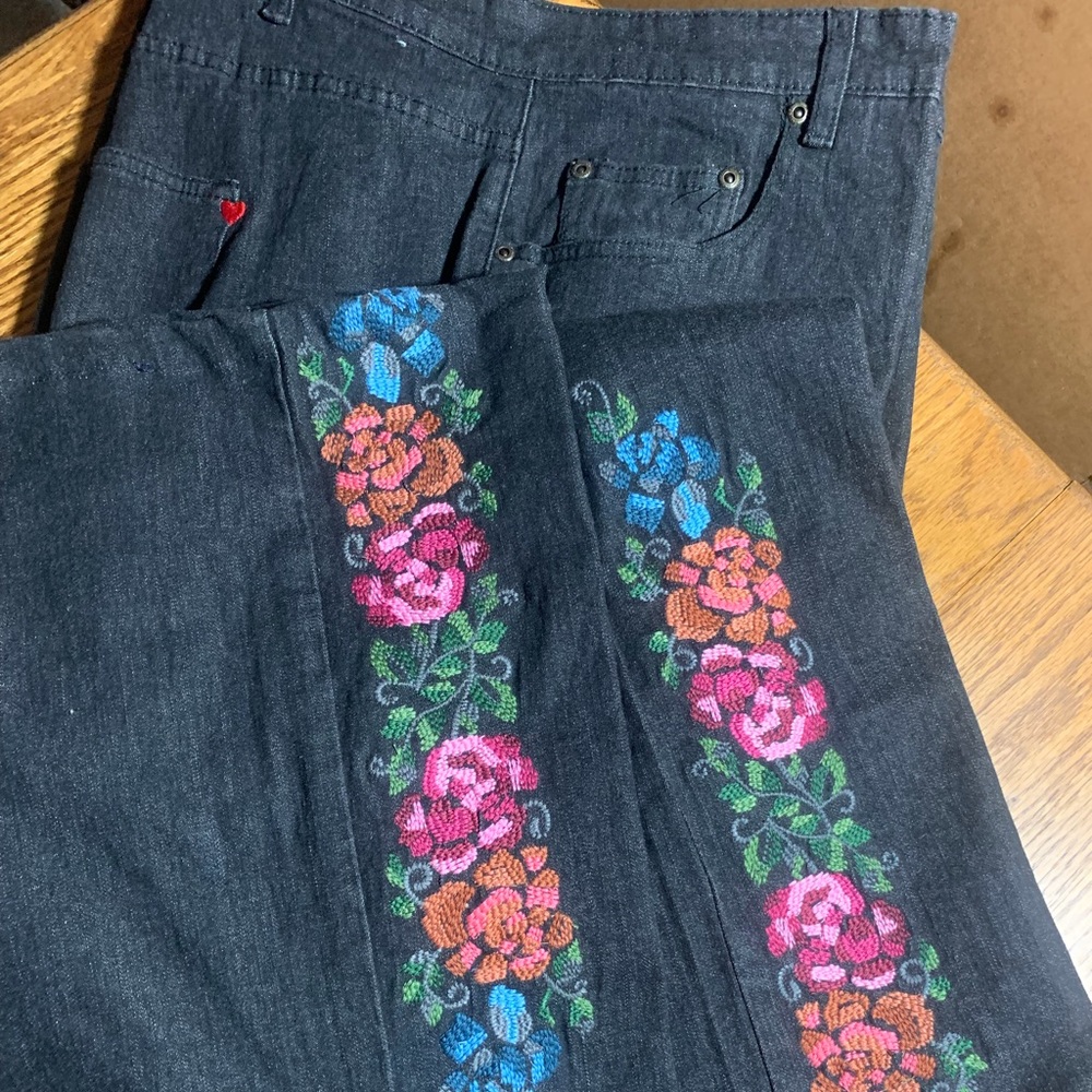 Boyfrend black demin with stitched embroidery